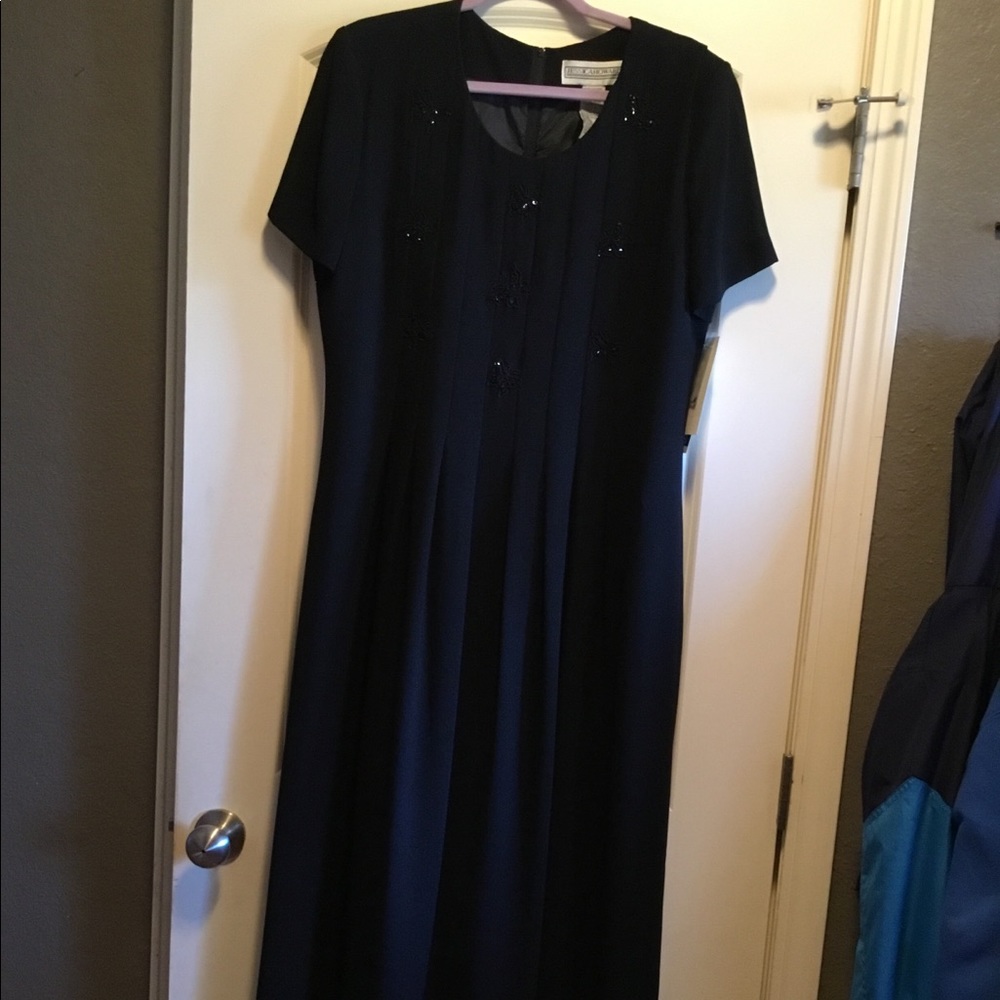 New black dress 👗 Stunning ❤️ - Picture 6 of 9